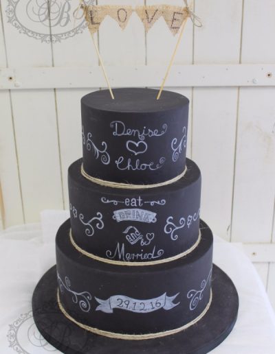 Blackboard wedding cake with hessian bunting