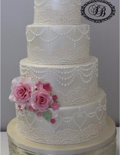 Ivory piping with sugar lace and sugar flowers