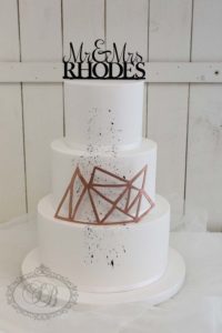 Simple wedding cake with geometric feature