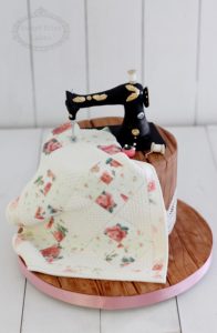 Sewing machine and quilt cake