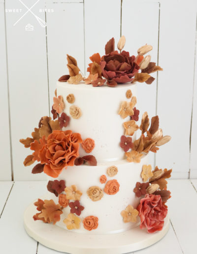 autumn fall wedding cake sugar flowers roses gold rustic